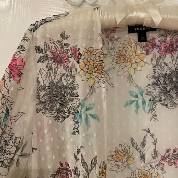 Torrid Flowery Swiss Dot Kimono 🌻 - Picture 5 of 10